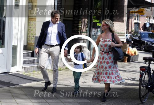 Amsterdam 11 mei 2015
Chantal janzen met haar man Marco en zoontje James op de cornelis schuytstraat.