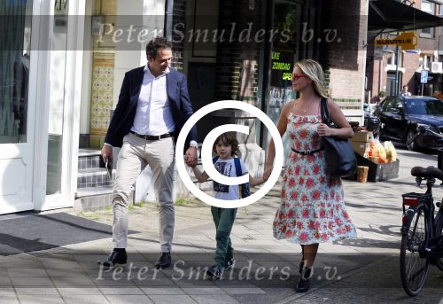Amsterdam 11 mei 2015
Chantal janzen met haar man Marco en zoontje James op de cornelis schuytstraat.