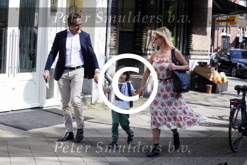 Amsterdam 11 mei 2015
Chantal janzen met haar man Marco en zoontje James op de cornelis schuytstraat.