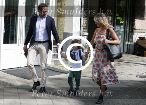 Amsterdam 11 mei 2015
Chantal janzen met haar man Marco en zoontje James op de cornelis schuytstraat.