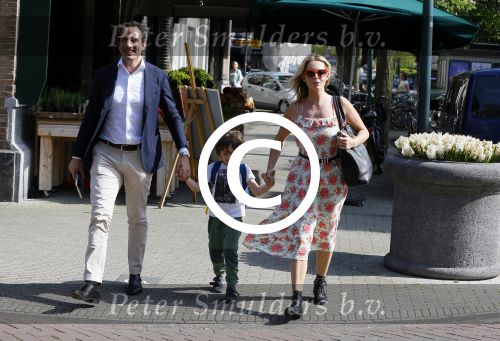 Amsterdam 11 mei 2015
Chantal janzen met haar man Marco en zoontje James op de cornelis schuytstraat.