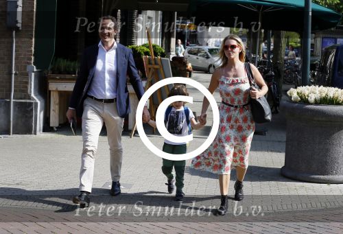 Amsterdam 11 mei 2015
Chantal janzen met haar man Marco en zoontje James op de cornelis schuytstraat.