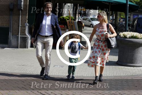 Amsterdam 11 mei 2015
Chantal janzen met haar man Marco en zoontje James op de cornelis schuytstraat.