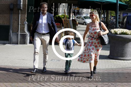 Amsterdam 11 mei 2015
Chantal janzen met haar man Marco en zoontje James op de cornelis schuytstraat.