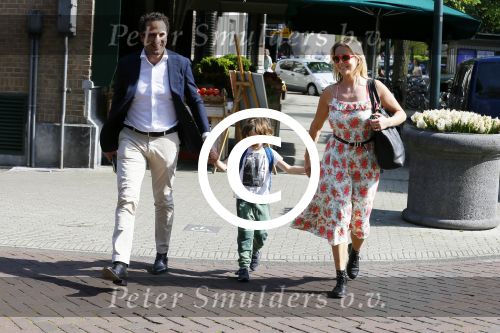 Amsterdam 11 mei 2015
Chantal janzen met haar man Marco en zoontje James op de cornelis schuytstraat.