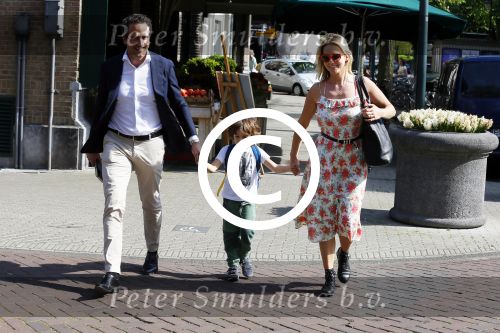Amsterdam 11 mei 2015
Chantal janzen met haar man Marco en zoontje James op de cornelis schuytstraat.