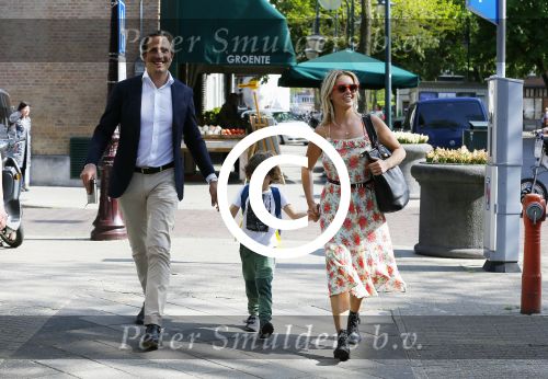 Amsterdam 11 mei 2015
Chantal janzen met haar man Marco en zoontje James op de cornelis schuytstraat.