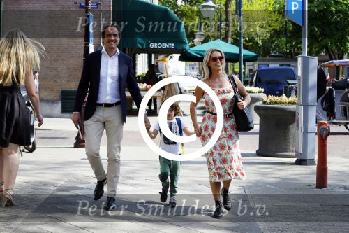 Amsterdam 11 mei 2015
Chantal janzen met haar man Marco en zoontje James op de cornelis schuytstraat.