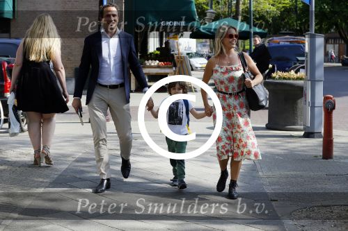 Amsterdam 11 mei 2015
Chantal janzen met haar man Marco en zoontje James op de cornelis schuytstraat.
