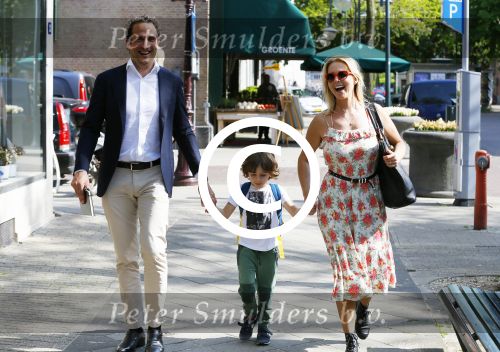 Amsterdam 11 mei 2015
Chantal janzen met haar man Marco en zoontje James op de cornelis schuytstraat.