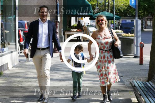 Amsterdam 11 mei 2015
Chantal janzen met haar man Marco en zoontje James op de cornelis schuytstraat.