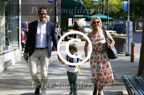 Amsterdam 11 mei 2015
Chantal janzen met haar man Marco en zoontje James op de cornelis schuytstraat.
