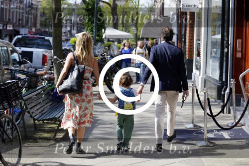 Amsterdam 11 mei 2015
Chantal janzen met haar man Marco en zoontje James op de cornelis schuytstraat.