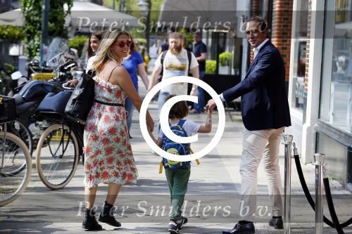 Amsterdam 11 mei 2015
Chantal janzen met haar man Marco en zoontje James op de cornelis schuytstraat.