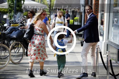 Amsterdam 11 mei 2015
Chantal janzen met haar man Marco en zoontje James op de cornelis schuytstraat.