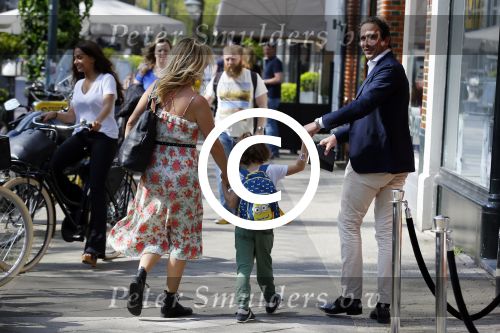 Amsterdam 11 mei 2015
Chantal janzen met haar man Marco en zoontje James op de cornelis schuytstraat.