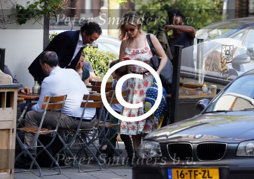 Amsterdam 11 mei 2015
Chantal janzen met haar man Marco en zoontje James op de cornelis schuytstraat.
