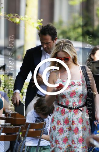 Amsterdam 11 mei 2015
Chantal janzen met haar man Marco en zoontje James op de cornelis schuytstraat.
