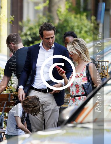 Amsterdam 11 mei 2015
Chantal janzen met haar man Marco en zoontje James op de cornelis schuytstraat.