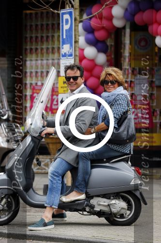 Amsterdam 22 mei 2015  
Leco v Zadelhoff en Christine Kroonenberg op vespa scooter