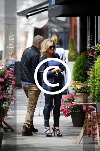 Amsterdam 28 mei 2015  
Connie Breukhoven met een vriend op de cornelis schuytstraat