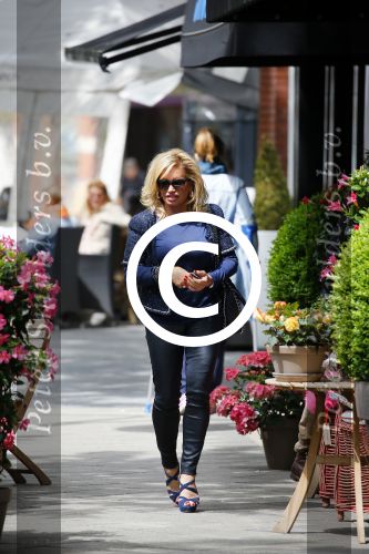 Amsterdam 28 mei 2015  
Connie Breukhoven met een vriend op de cornelis schuytstraat