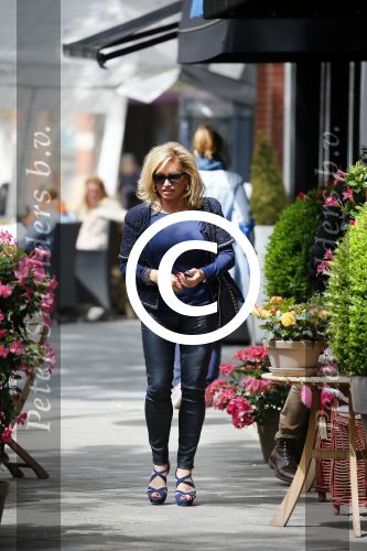Amsterdam 28 mei 2015  
Connie Breukhoven met een vriend op de cornelis schuytstraat