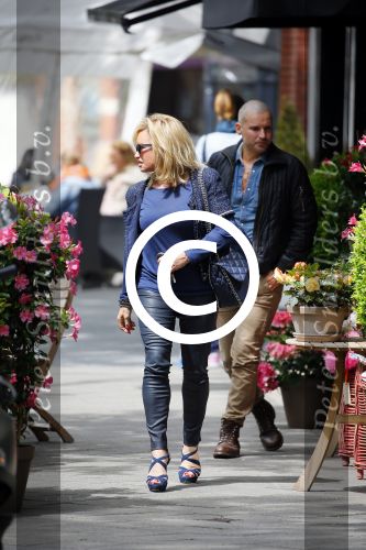 Amsterdam 28 mei 2015  
Connie Breukhoven met een vriend op de cornelis schuytstraat