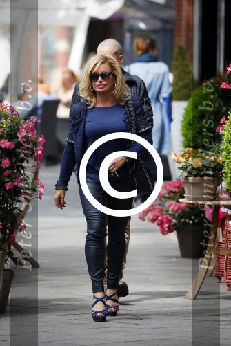 Amsterdam 28 mei 2015  
Connie Breukhoven met een vriend op de cornelis schuytstraat
