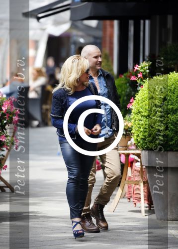 Amsterdam 28 mei 2015  
Connie Breukhoven met een vriend op de cornelis schuytstraat
