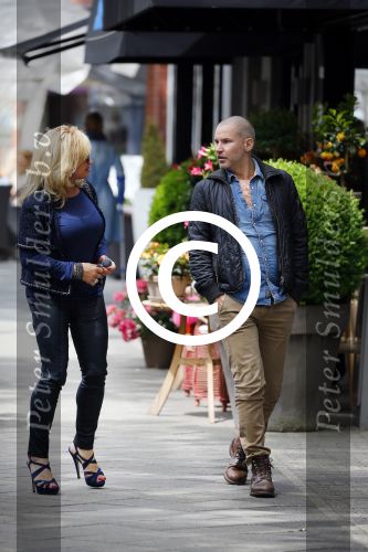Amsterdam 28 mei 2015  
Connie Breukhoven met een vriend op de cornelis schuytstraat