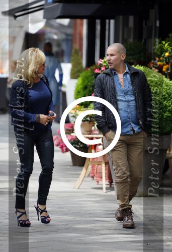 Amsterdam 28 mei 2015  
Connie Breukhoven met een vriend op de cornelis schuytstraat