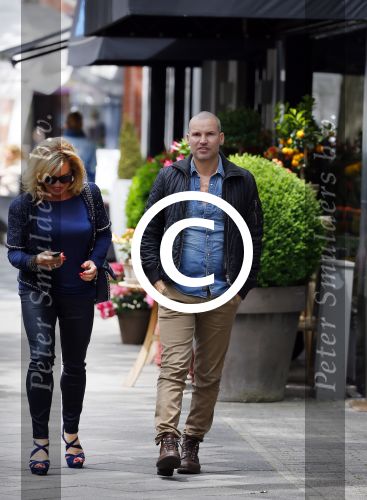 Amsterdam 28 mei 2015  
Connie Breukhoven met een vriend op de cornelis schuytstraat