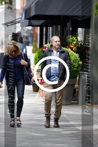 Amsterdam 28 mei 2015  
Connie Breukhoven met een vriend op de cornelis schuytstraat