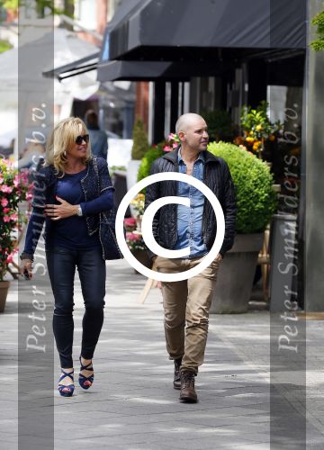 Amsterdam 28 mei 2015  
Connie Breukhoven met een vriend op de cornelis schuytstraat