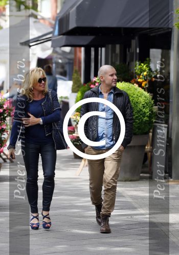 Amsterdam 28 mei 2015  
Connie Breukhoven met een vriend op de cornelis schuytstraat