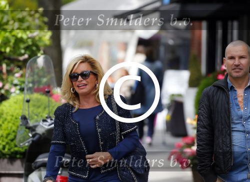Amsterdam 28 mei 2015  
Connie Breukhoven met een vriend op de cornelis schuytstraat
