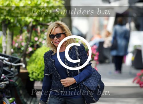 Amsterdam 28 mei 2015  
Connie Breukhoven met een vriend op de cornelis schuytstraat