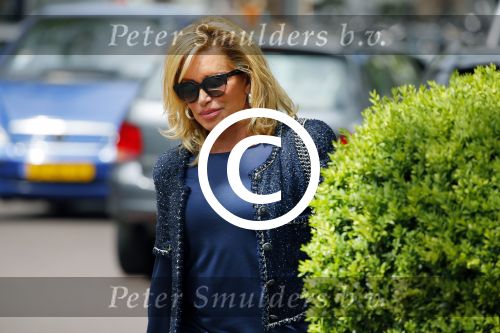Amsterdam 28 mei 2015  
Connie Breukhoven met een vriend op de cornelis schuytstraat