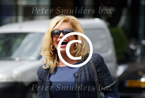 Amsterdam 28 mei 2015  
Connie Breukhoven met een vriend op de cornelis schuytstraat