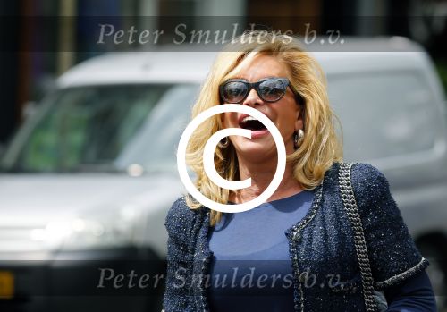 Amsterdam 28 mei 2015  
Connie Breukhoven met een vriend op de cornelis schuytstraat