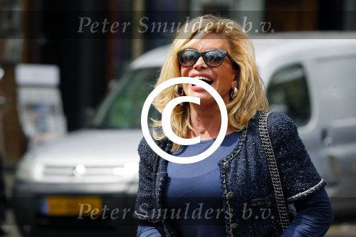 Amsterdam 28 mei 2015  
Connie Breukhoven met een vriend op de cornelis schuytstraat