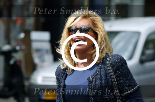 Amsterdam 28 mei 2015  
Connie Breukhoven met een vriend op de cornelis schuytstraat