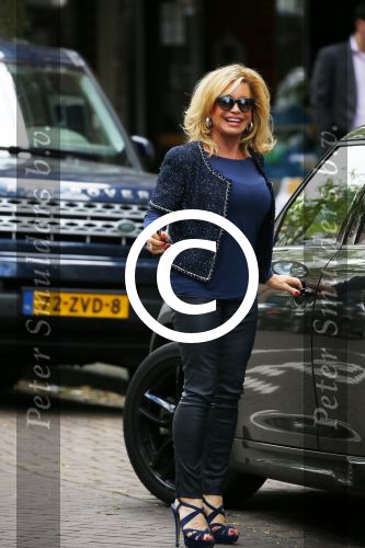 Amsterdam 28 mei 2015  
Connie Breukhoven met een vriend op de cornelis schuytstraat