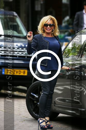 Amsterdam 28 mei 2015  
Connie Breukhoven met een vriend op de cornelis schuytstraat