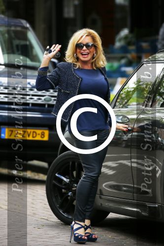 Amsterdam 28 mei 2015  
Connie Breukhoven met een vriend op de cornelis schuytstraat