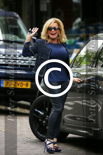 Amsterdam 28 mei 2015  
Connie Breukhoven met een vriend op de cornelis schuytstraat