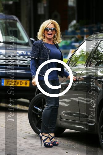 Amsterdam 28 mei 2015  
Connie Breukhoven met een vriend op de cornelis schuytstraat