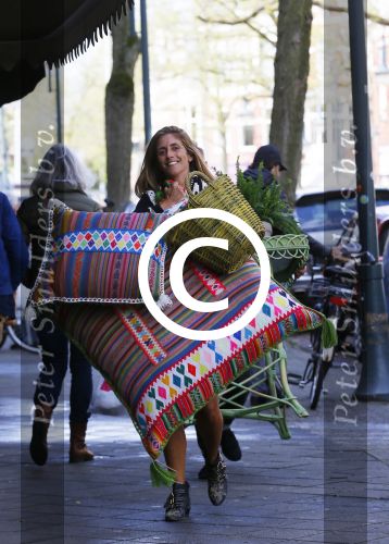 Amsterdam 6 mei 2015 
Danie Bles wandelt met kussens over de cornelis schuytstraat ivm event bij haar thuis in de tuin