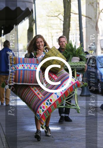 Amsterdam 6 mei 2015 
Danie Bles wandelt met kussens over de cornelis schuytstraat ivm event bij haar thuis in de tuin
